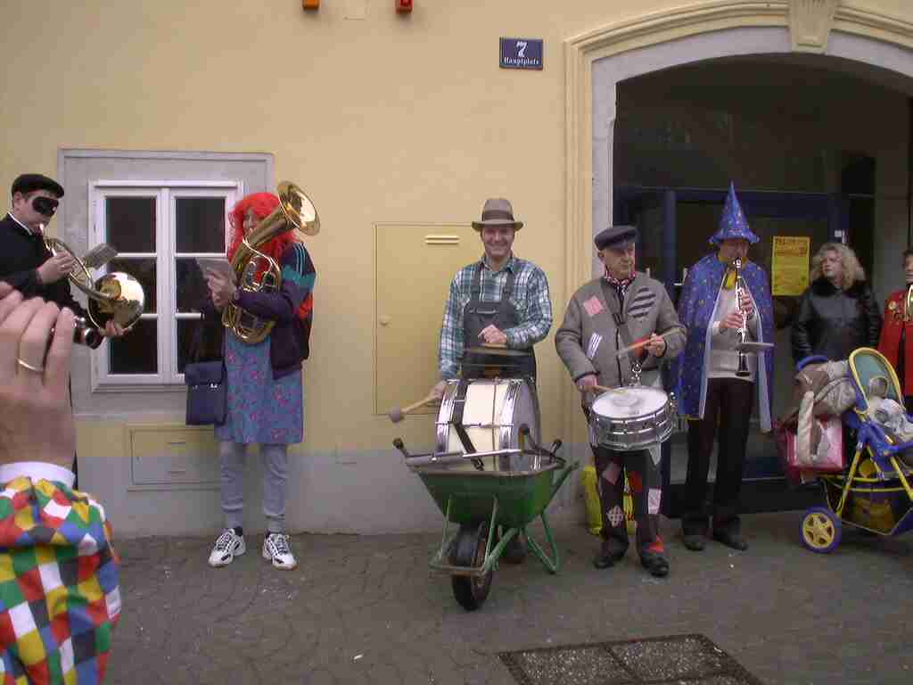 Einige Stcke auf der Gasse.